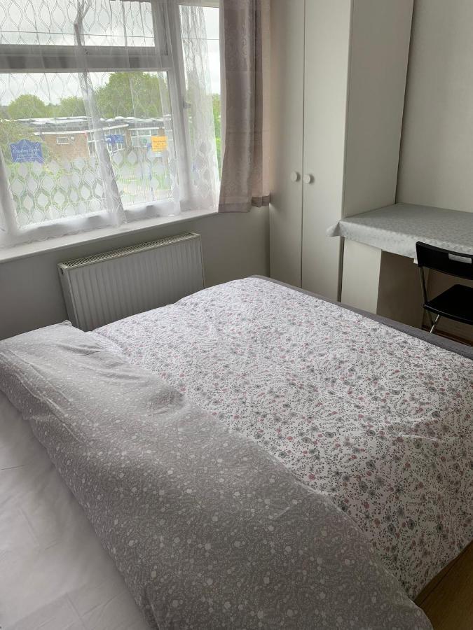 Beaconsfield 4 Bedroom House In Quiet And A Very Pleasant Area, Near London Luton Airport With Free Parking, Fast Wifi, Smart Tv Εξωτερικό φωτογραφία