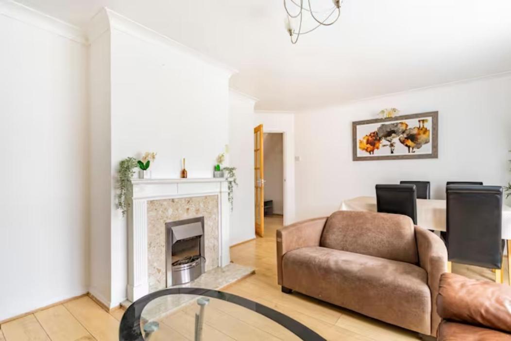 Beaconsfield 4 Bedroom House In Quiet And A Very Pleasant Area, Near London Luton Airport With Free Parking, Fast Wifi, Smart Tv Εξωτερικό φωτογραφία